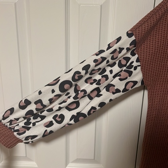 Kancystore Medium mauve sweater with cheetah print sleeves - Picture 2 of 3